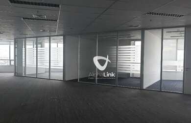 Imagem: O depósito possui 5 Vagas na garagem, 380m² de Área e está