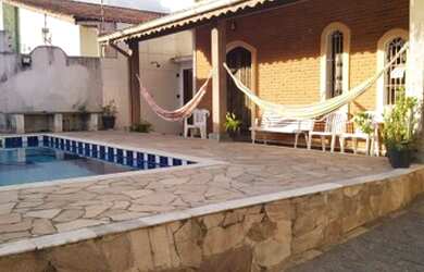 Imagem: A casa possui 4 Dormitórios, 4 Banheiros, 2 Vagas na garagem