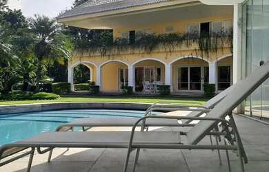 Imagem: A casa em condomínio possui 4 Dormitórios, 2 Banheiros e 1000m²