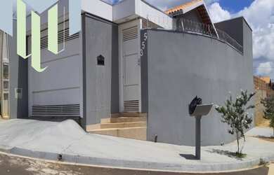 Imagem: A casa possui 2 Dormitórios, 2 Banheiros, 2 Vagas na garagem