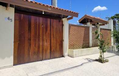 Imagem: A casa possui 3 Dormitórios, 2 Banheiros, 4 Vagas na garagem