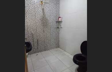 Imagem: A casa possui 3 Dormitórios, 1 Banheiro, 2 Vagas na garagem