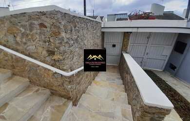 Imagem: A casa possui 3 Dormitórios, 2 Banheiros, 5 Vagas na garagem