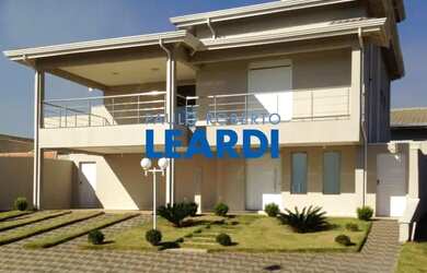 Imagem: A casa em condomínio possui 4 Dormitórios, 5 Banheiros, 4