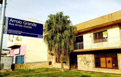 Imagem: A casa possui 4 Dormitórios, 2 Banheiros, 2 Vagas na garagem