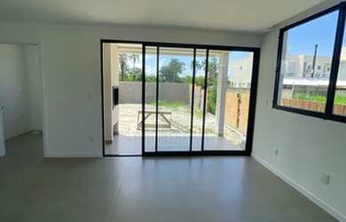 Imagem: A casa possui 3 Dormitórios, 1 Banheiro, 2 Vagas na garagem