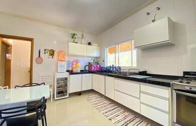 Imagem: A casa em condomínio possui 4 Dormitórios, 3 Banheiros, 5