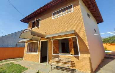 Imagem: A casa possui 3 Dormitórios, 2 Banheiros, 4 Vagas na garagem