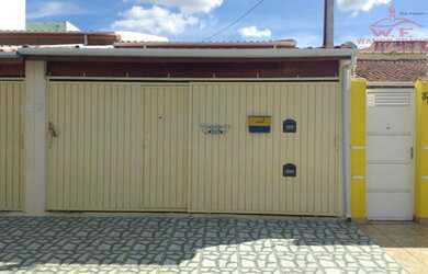 Imagem: A casa possui 2 Dormitórios, 1 Banheiro, 2 Vagas na garagem