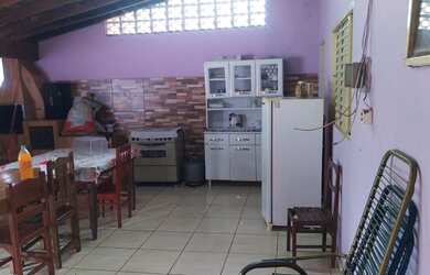 Imagem: A casa possui 2 Dormitórios, 2 Banheiros, 4 Vagas na garagem