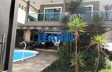 Imagem: A casa possui 4 Dormitórios, 5 Banheiros, 3 Vagas na garagem