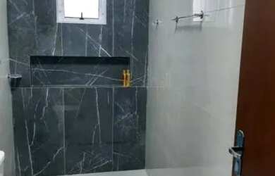 Imagem: A casa possui 2 Dormitórios, 1 Banheiro, 1 Vaga na garagem