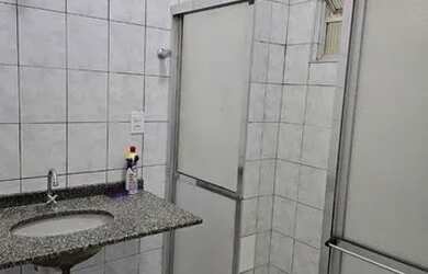 Imagem: O apartamento possui 2 Dormitórios, 1 Banheiro, 1 Vaga na garagem