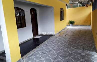 Imagem: A casa possui 3 Dormitórios, 2 Banheiros, 2 Vagas na garagem