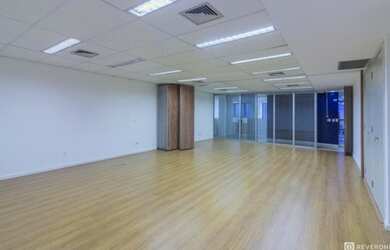 Imagem: O depósito possui 5 Vagas na garagem, 824m² de Área e está