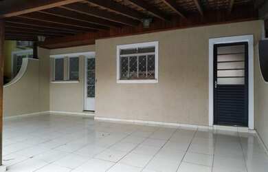 Imagem: A casa em condomínio possui 3 Dormitórios, 1 Banheiro, 2 Vagas