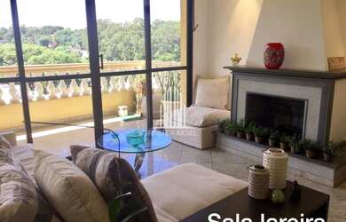 Imagem: A casa possui 4 Dormitórios, 5 Banheiros, 2 Vagas na garagem