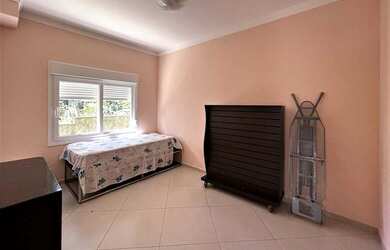 Imagem: A casa possui 4 Dormitórios, 5 Banheiros, 4 Vagas na garagem