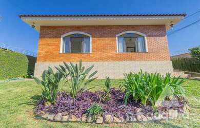 Imagem: A casa possui 3 Dormitórios, 2 Banheiros, 1 Vaga na garagem