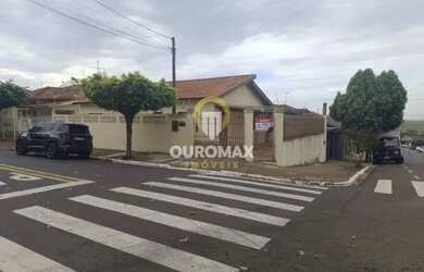 Imagem: A casa possui 3 Dormitórios, 2 Banheiros, 2 Vagas na garagem