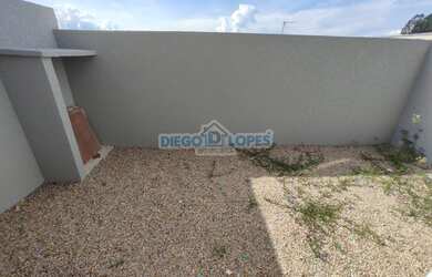 Imagem: A casa à venda possui 3 Dormitórios, 1 Banheiro, 2 Vagas na