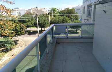 Imagem: O apartamento possui 3 Dormitórios, 1 Banheiro, 2 Vagas na