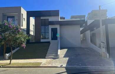 Imagem: A casa possui 3 Dormitórios, 3 Banheiros, 2 Vagas na garagem