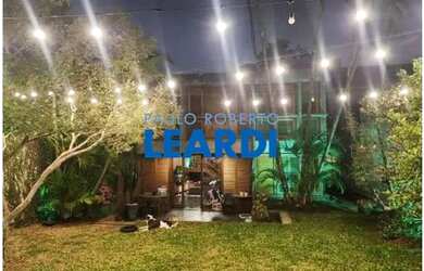 Imagem: A casa possui 3 Dormitórios, 5 Banheiros, 4 Vagas na garagem