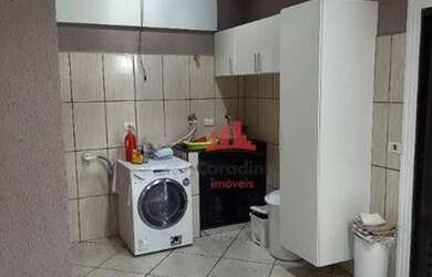 Imagem: A casa possui 3 Dormitórios, 3 Banheiros, 2 Vagas na garagem