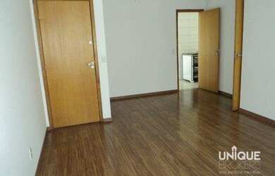 Imagem: O apartamento possui 3 Dormitórios, 1 Banheiro, 2 Vagas na