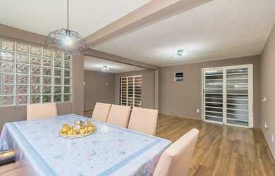 Imagem: A casa possui 3 Dormitórios, 1 Banheiro, 2 Vagas na garagem