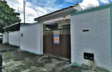 Imagem: A casa possui 3 Dormitórios, 1 Banheiro, 3 Vagas na garagem