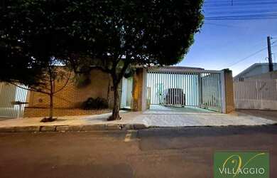 Imagem: A casa possui 3 Dormitórios, 5 Banheiros, 3 Vagas na garagem