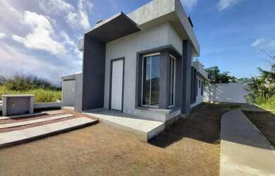 Imagem: A casa possui 3 Dormitórios, 2 Banheiros, 2 Vagas na garagem