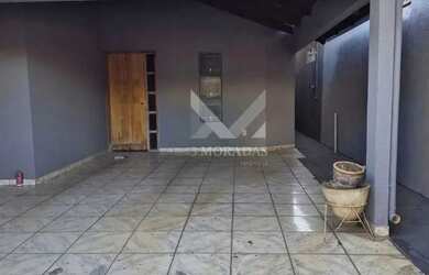 Imagem: A casa possui 3 Dormitórios, 2 Banheiros, 4 Vagas na garagem