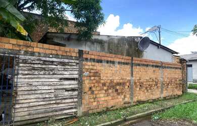 Imagem: A casa possui 3 Dormitórios, 1 Banheiro e está localizado