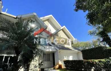 Imagem: A casa possui 4 Dormitórios, 5 Banheiros, 3 Vagas na garagem