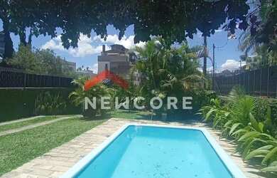 Imagem: A casa possui 3 Dormitórios, 3 Banheiros, 4 Vagas na garagem