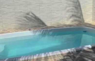 Imagem: A casa possui 2 Dormitórios, 2 Banheiros, 2 Vagas na garagem