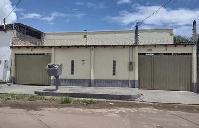 Imagem: A casa possui 3 Dormitórios, 2 Banheiros, 2 Vagas na garagem