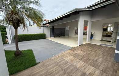 Imagem: A casa possui 4 Dormitórios, 4 Banheiros, 4 Vagas na garagem