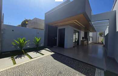 Imagem: A casa possui 3 Dormitórios, 4 Banheiros, 3 Vagas na garagem