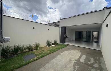 Imagem: A casa possui 3 Dormitórios, 3 Banheiros, 3 Vagas na garagem