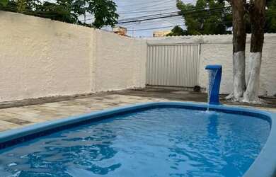 Imagem: A casa possui 3 Dormitórios, 2 Banheiros, 5 Vagas na garagem