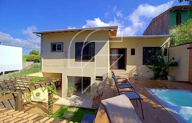 Imagem: A casa possui 4 Dormitórios, 5 Banheiros, 3 Vagas na garagem