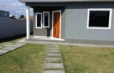 Imagem: A casa possui 3 Dormitórios, 2 Banheiros, 2 Vagas na garagem