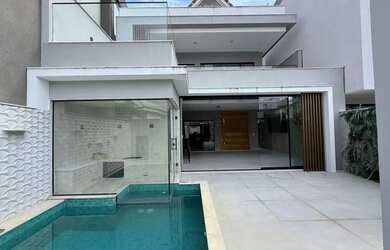 Imagem: A casa em condomínio possui 5 Dormitórios, 5 Banheiros, 2