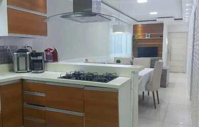 Imagem: A casa possui 3 Dormitórios, 3 Banheiros, 2 Vagas na garagem