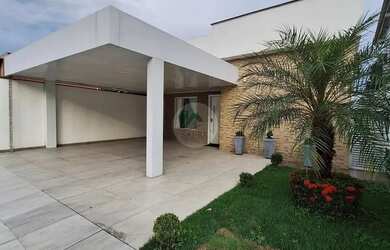 Imagem: A casa possui 3 Dormitórios, 2 Banheiros, 2 Vagas na garagem