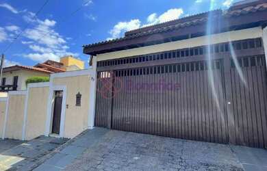 Imagem: A casa possui 4 Dormitórios, 2 Banheiros, 4 Vagas na garagem